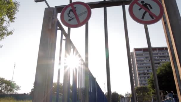 Предупреждающий знак: не переходите через забор . — стоковое видео