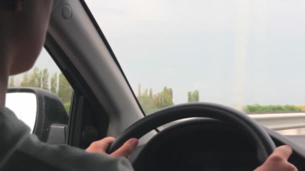 Kobieta prowadząca samochód. Ręce do góry na kierownicy — Wideo stockowe