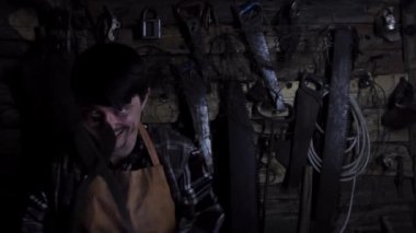 Eski bir evde paslı bir hasta ve kızgın bir manyak.