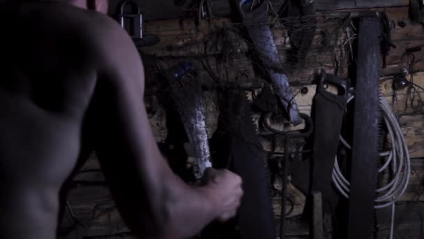Louco assustador caucasiano maníaco cortando com um machado em uma velha casa abandonada — Vídeo de Stock