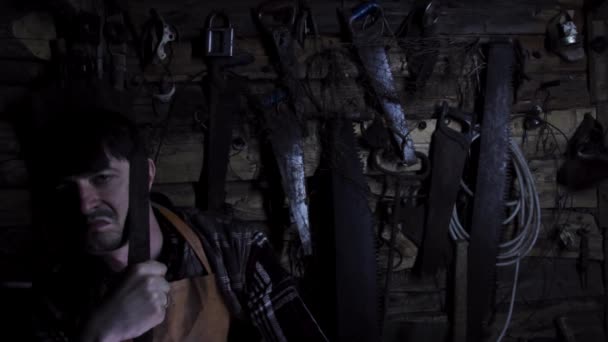 Maniaque fou furieux avec un couteau rouillé dans une vieille maison — Video