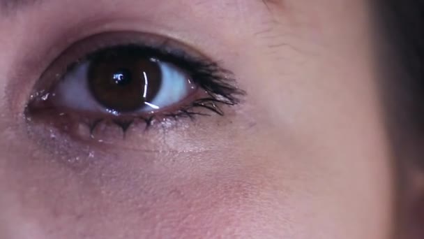 Extreme close-up. The girls eye is crying, a tear is flowing. Copy space — Stock Video