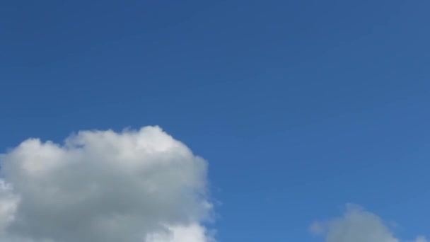 Wolkenbewegingen. Opgezwollen pluizige witte luchten tijd verstrijken. Snel vooruit. Termijn — Stockvideo