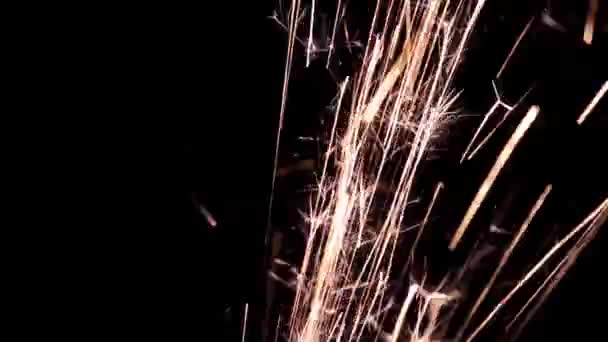 Cena de faíscas voadoras de um moedor no escuro — Vídeo de Stock