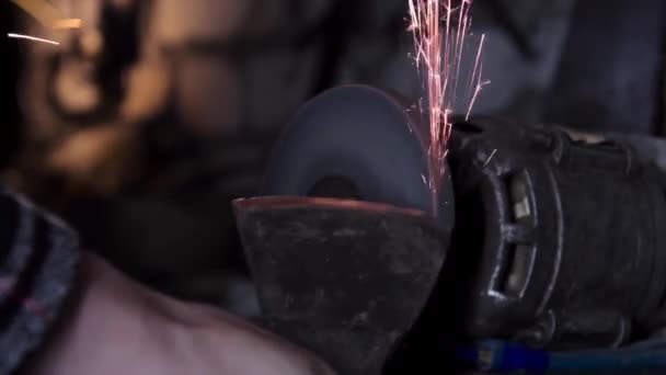 Sharpening an old grain ax close-up with bright sparks — Stock Video