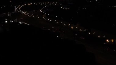 Yoğun bir otoyoldaki trafik videosu