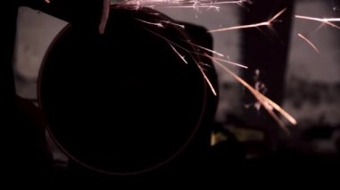 Parlak kıvılcımlarla eski bir baltayı keskinleştirmek. Boşluğu kopyala