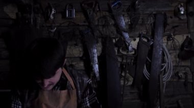 Eski bir evde kızgın bir manyak etrafa bakınıyor. Boşluğu kopyala