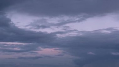 Bulut hareketleri. Kabarık, beyaz gökyüzü zaman aşımına uğradı. Hızlı hareket ediyor. zaman ayarlı