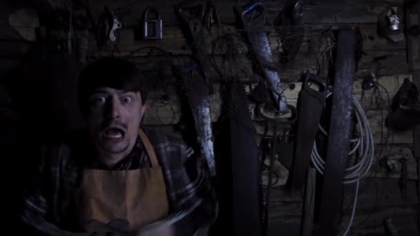 Wütender Wahnsinniger mit rostigem Sikator in einem alten Haus. Kopierraum — Stockvideo