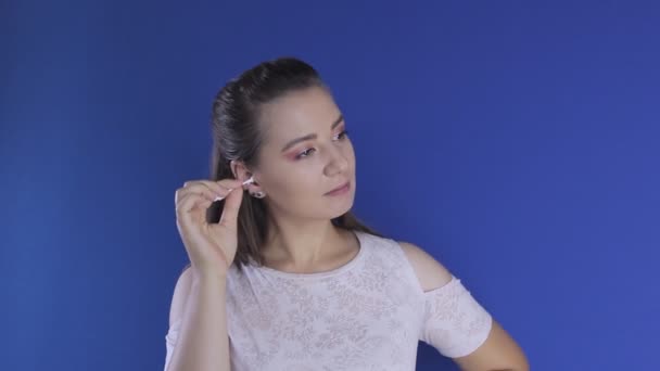 Mujer limpia sus orejas con un hisopo de algodón — Vídeo de stock