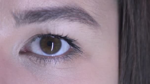 L'occhio di una bella ragazza si guarda intorno in primo piano. Copia spazio — Video Stock