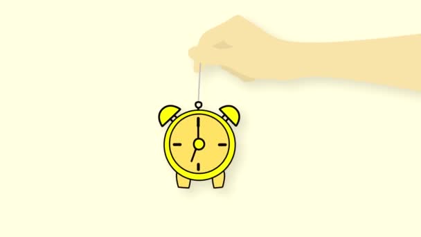Animación de una mano sosteniendo un reloj despertador y establecer la pequeña flecha a las siete en punto. Primer plano — Vídeos de Stock