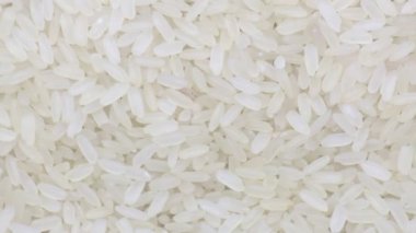 Çiğ pişmemiş pirinç uzun tahıl yakın plan dönüyor.