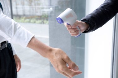 Ateşini başkasının elinden alan bir kız.