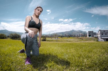 Ekvador atleti çimlerin üzerinde kameraya bakıyor.