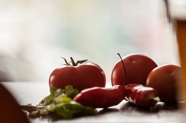 Perto Tomates Pimentas Luz Fundo — Fotografia de Stock