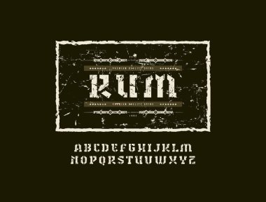 Şablon-plaka serif yazı tipi askeri tarzı. ROM etiketi şablonu. Harf logo, etiket ve tabela tasarımı için kaba tekstürlü. Renk siyah arka planda yazdırma