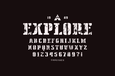 Dekoratif şablon-plaka serif yazı tipi. Ekstra kalın yüz. Harf ve rakam logo ve amblem tasarımı için kaba tekstürlü. Beyaz siyah arka planda yazdırma