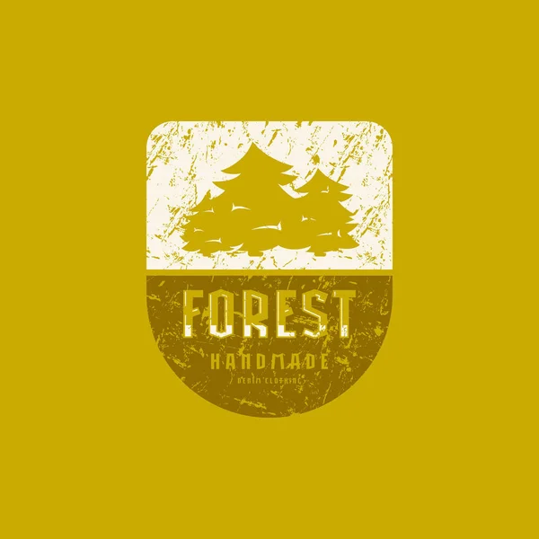 シャツのラフな質感と森林のエンブレム 緑の背景にカラー印刷 — ストックベクタ