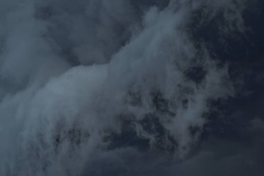 Fırtına bulutları. Karanlık yaz gökyüzü. Tasarımınız için arkaplan