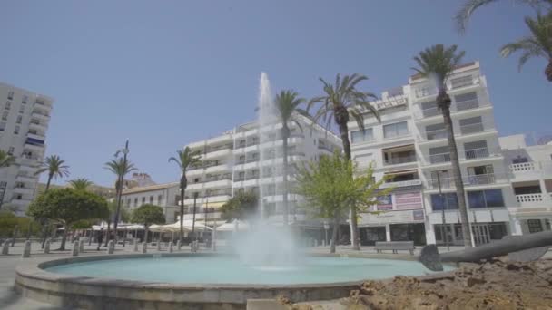 Rivelare slide glide shot di fontana in Spagna, Ibiza, San Antonio Video Stock