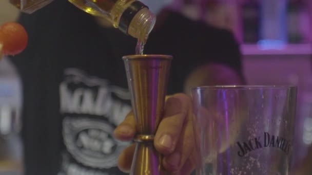 Wnętrze baru w restauracji, zbliżenie slow motion shot robienia drinków Filmiki Stockowe bez tantiem