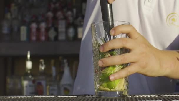 Sluníčko na barmana, jak dělá drink — Stock video