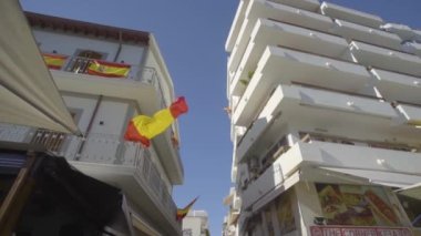 Rüzgarda sallanan İspanyol bayrağının süzülen görüntüsü.