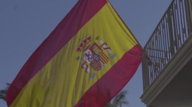 Yavaş hareket eden İspanyol bayrağı rüzgarla hareket etti.
