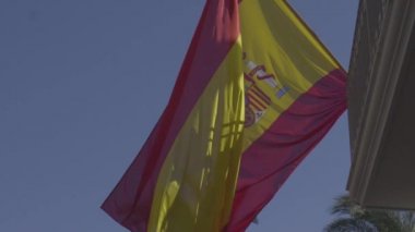 İspanyol bayrağının yavaş çekimi rüzgarla hareket etti.