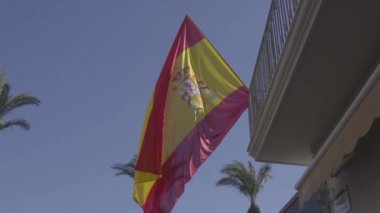 Yavaş çekim İspanyol bayrağını kapatır Rüzgâr tarafından taşınır