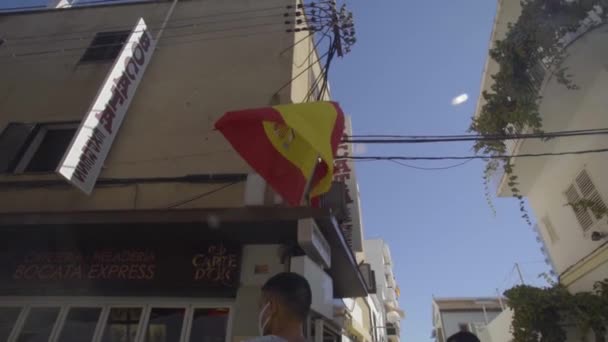 Lenta mo deslizar tiro de bandeira espanhola acenando ao vento — Vídeo de Stock