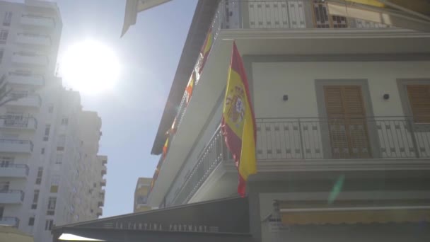 Slow motion glid skott av spanska flaggan viftar i vinden — Stockvideo