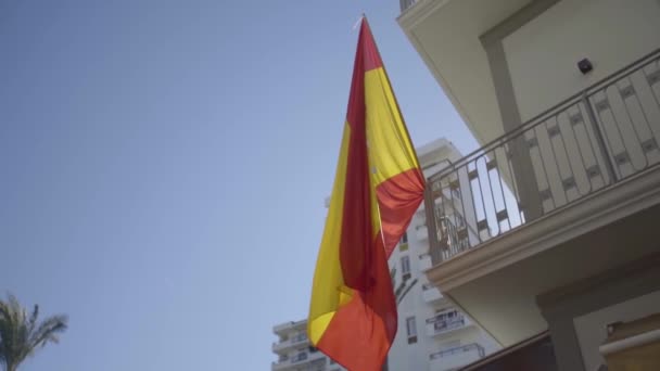 Tiro de deslizamiento en cámara lenta de bandera española ondeando en el viento — Vídeos de Stock