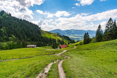 Entschenkopf, Yukarı ve Aşağı Gaisalpsee ve Allgau Alpleri 'nin muhteşem panoramik manzarasıyla kesişiyor.