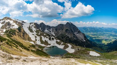 Entschenkopf, Yukarı ve Aşağı Gaisalpsee ve Allgau Alpleri 'nin muhteşem panoramik manzarasıyla kesişiyor.