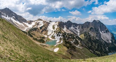 Entschenkopf, Yukarı ve Aşağı Gaisalpsee ve Allgau Alpleri 'nin muhteşem panoramik manzarasıyla kesişiyor.