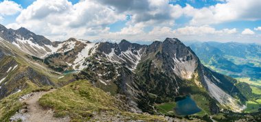 Entschenkopf, Yukarı ve Aşağı Gaisalpsee ve Allgau Alpleri 'nin muhteşem panoramik manzarasıyla kesişiyor.