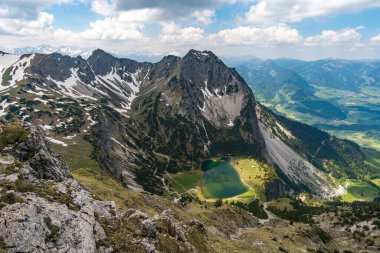 Entschenkopf, Yukarı ve Aşağı Gaisalpsee ve Allgau Alpleri 'nin muhteşem panoramik manzarasıyla kesişiyor.