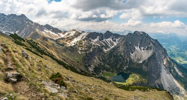 Entschenkopf, Yukarı ve Aşağı Gaisalpsee ve Allgau Alpleri 'nin muhteşem panoramik manzarasıyla kesişiyor.