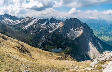 Entschenkopf, Yukarı ve Aşağı Gaisalpsee ve Allgau Alpleri 'nin muhteşem panoramik manzarasıyla kesişiyor.