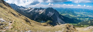 Entschenkopf, Yukarı ve Aşağı Gaisalpsee ve Allgau Alpleri 'nin muhteşem panoramik manzarasıyla kesişiyor.