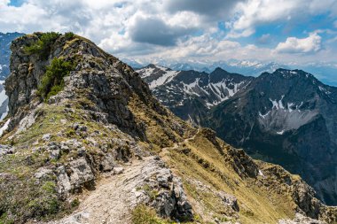 Entschenkopf, Yukarı ve Aşağı Gaisalpsee ve Allgau Alpleri 'nin muhteşem panoramik manzarasıyla kesişiyor.