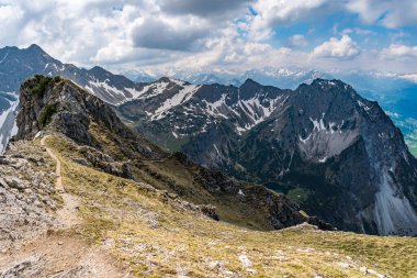 Entschenkopf, Yukarı ve Aşağı Gaisalpsee ve Allgau Alpleri 'nin muhteşem panoramik manzarasıyla kesişiyor.