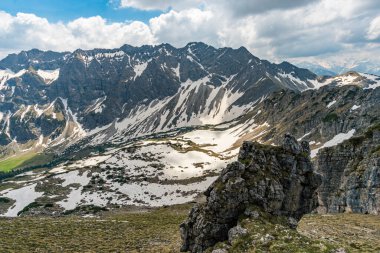Entschenkopf, Yukarı ve Aşağı Gaisalpsee ve Allgau Alpleri 'nin muhteşem panoramik manzarasıyla kesişiyor.