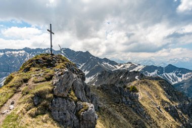 Entschenkopf, Yukarı ve Aşağı Gaisalpsee ve Allgau Alpleri 'nin muhteşem panoramik manzarasıyla kesişiyor.