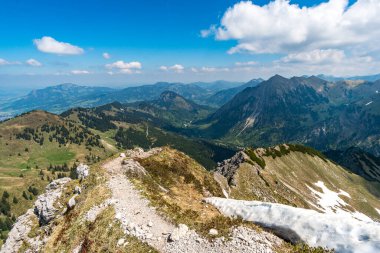 Entschenkopf, Yukarı ve Aşağı Gaisalpsee ve Allgau Alpleri 'nin muhteşem panoramik manzarasıyla kesişiyor.