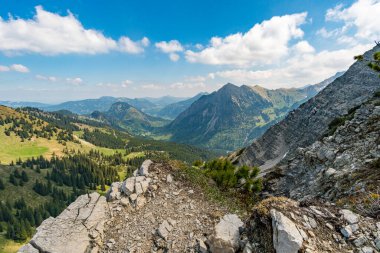 Entschenkopf, Yukarı ve Aşağı Gaisalpsee ve Allgau Alpleri 'nin muhteşem panoramik manzarasıyla kesişiyor.