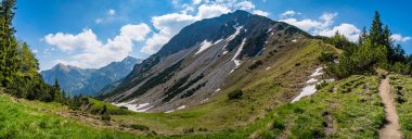 Entschenkopf, Yukarı ve Aşağı Gaisalpsee ve Allgau Alpleri 'nin muhteşem panoramik manzarasıyla kesişiyor.